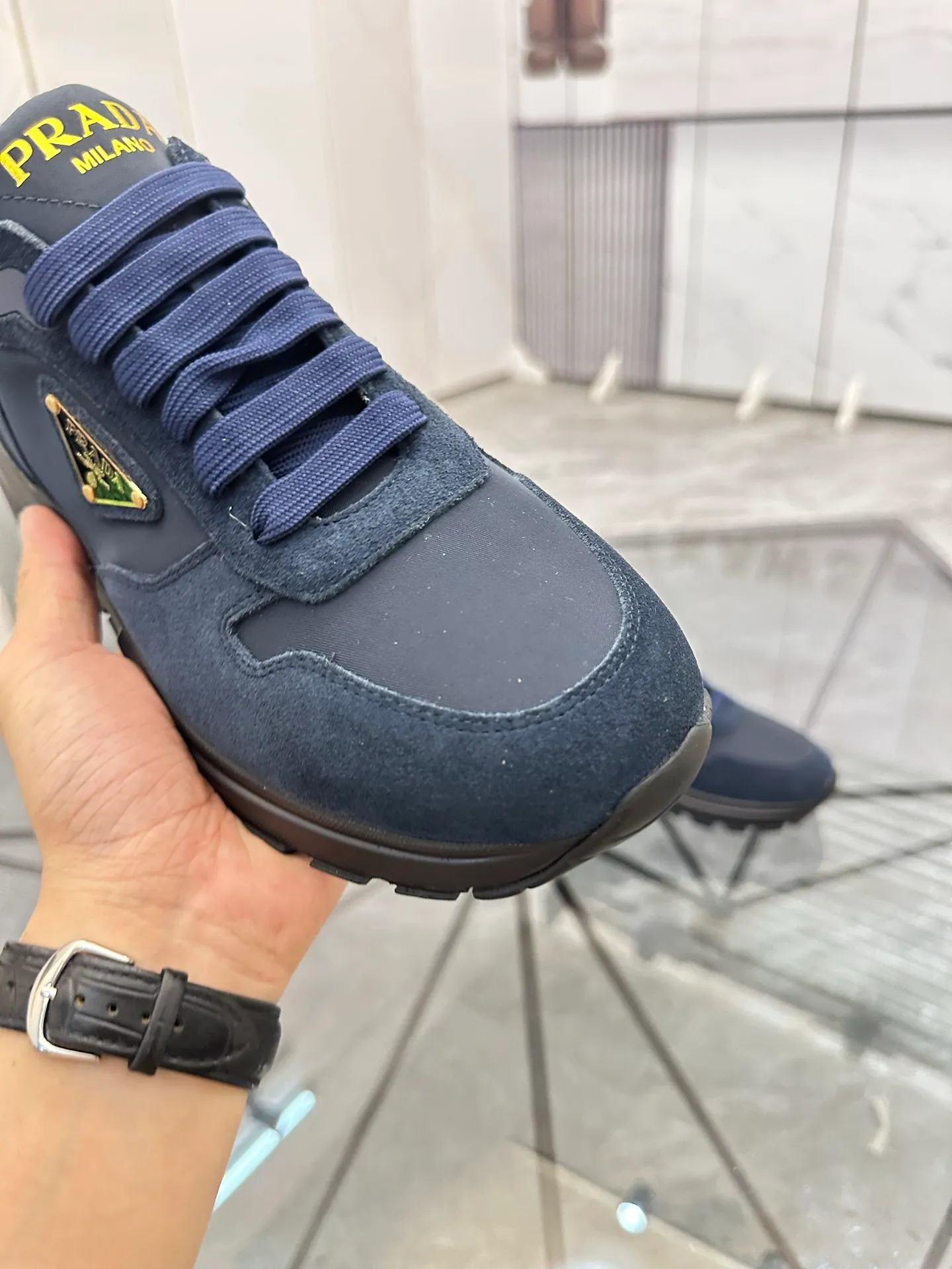 Men's shoes: 💰P580¥ High-end top quality Product trademark: Prada *"Prada*" low-top casual shoes Regular size: 38-45 (can be customized to 46) Product materials: upper imported first-layer nubuck leather spliced ​​with original materials, cowhide lining, cowhide feet, original outsole. Number: 832